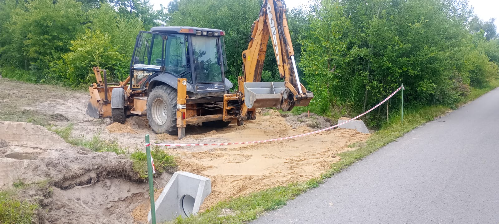 Koparka Kielce - prace przy przyłączach wod-kan z zabezpieczeniem ruchu drogowego