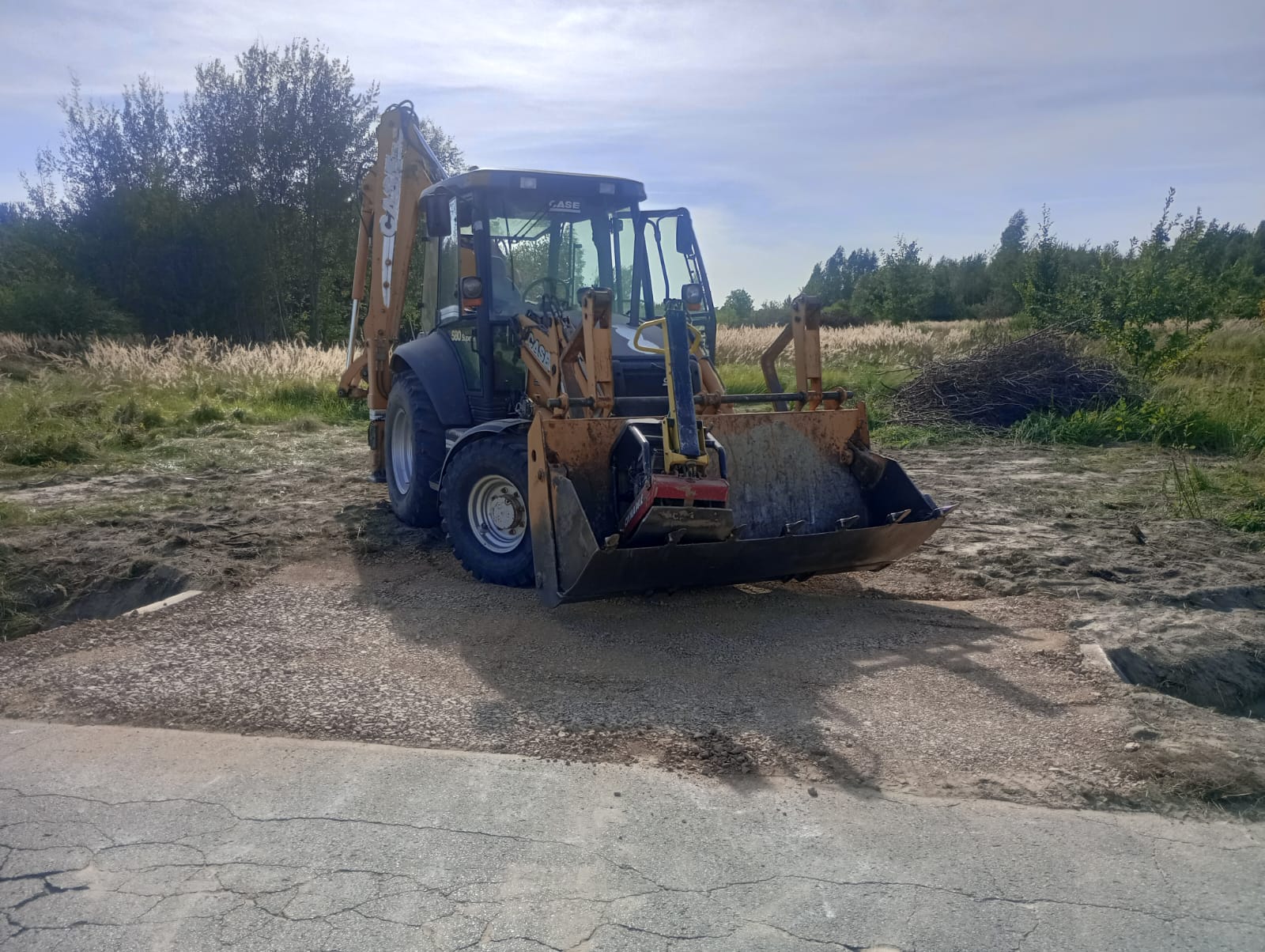 Koparko-ładowarka CASE Kielce - roboty ziemne i wykopy fundamentów w terenie